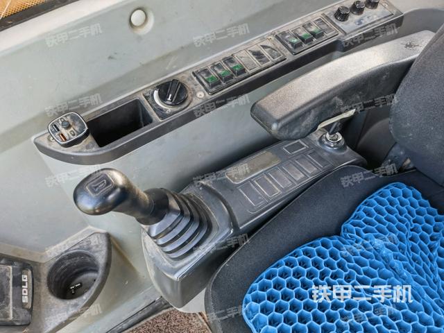 座椅右側(cè)控制臺(tái)/鑰匙門/油門/含右手柄（駕駛室部分）