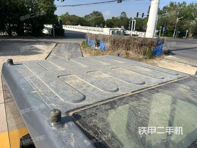駕駛室頂部(整機(jī)外觀) 駕駛室頂部(整機(jī)外觀)