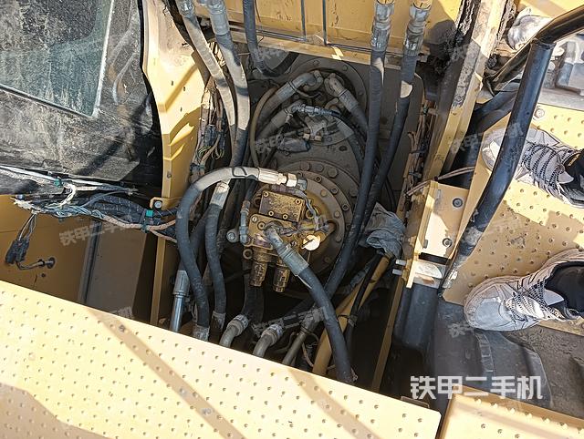 回转马达和主控阀（整机外观）