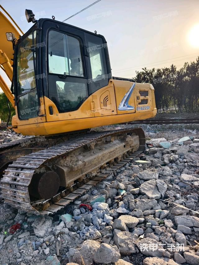 龍工LG6225E挖掘機(jī)