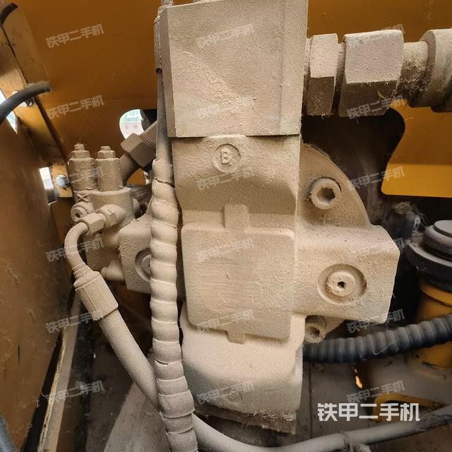 液壓泵艙室正面整體(整機(jī)外觀) 液壓泵艙室正面整體(整機(jī)外觀)