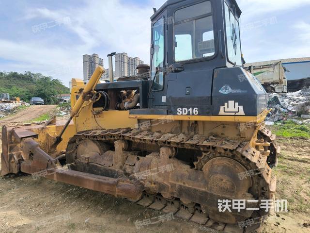 左后45°(推土機(jī)整車外觀) 左后45°(推土機(jī)整車外觀)