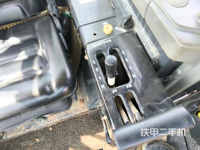 駕駛室內(nèi)部全景(推土機(jī)駕駛室) 駕駛室內(nèi)部全景(推土機(jī)駕駛室)