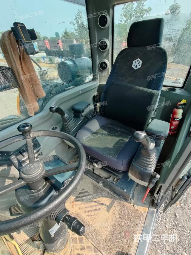 駕駛室整體(整機外觀) 駕駛室整體(整機外觀)