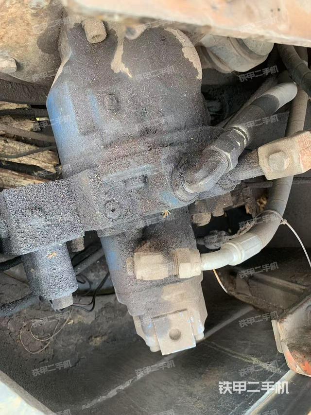 液压泵舱室正面整体（整机外观）