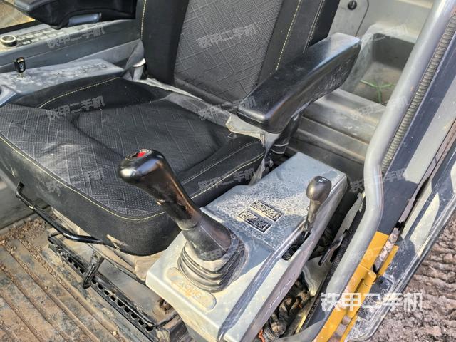 座椅右側(cè)控制臺(tái)/鑰匙門(mén)/油門(mén)/含右手柄（駕駛室部分）