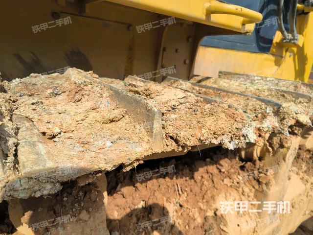 左側(cè)履帶全景(推土機(jī)底盤及工作裝置) 左側(cè)履帶全景(推土機(jī)底盤及工作裝置)