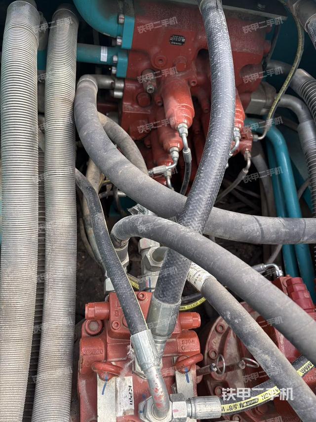 回转马达和主控阀(整机外观) 回转马达和主控阀(整机外观)