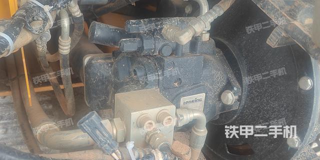 液压泵舱室正面整体（整机外观）