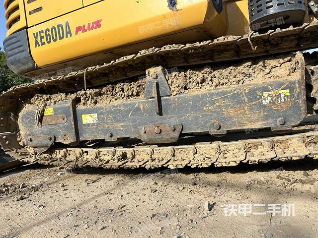 單側(cè)履帶整體(整機(jī)外觀) 單側(cè)履帶整體(整機(jī)外觀)
