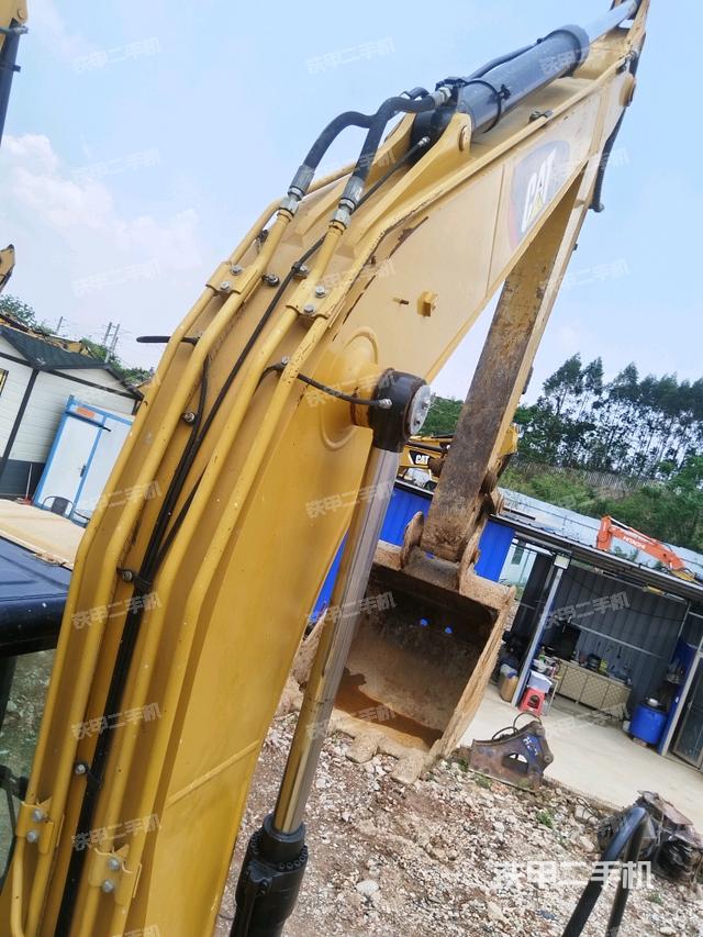 大臂背部俯視(工作和回轉(zhuǎn)裝置) 大臂背部俯視(工作和回轉(zhuǎn)裝置)