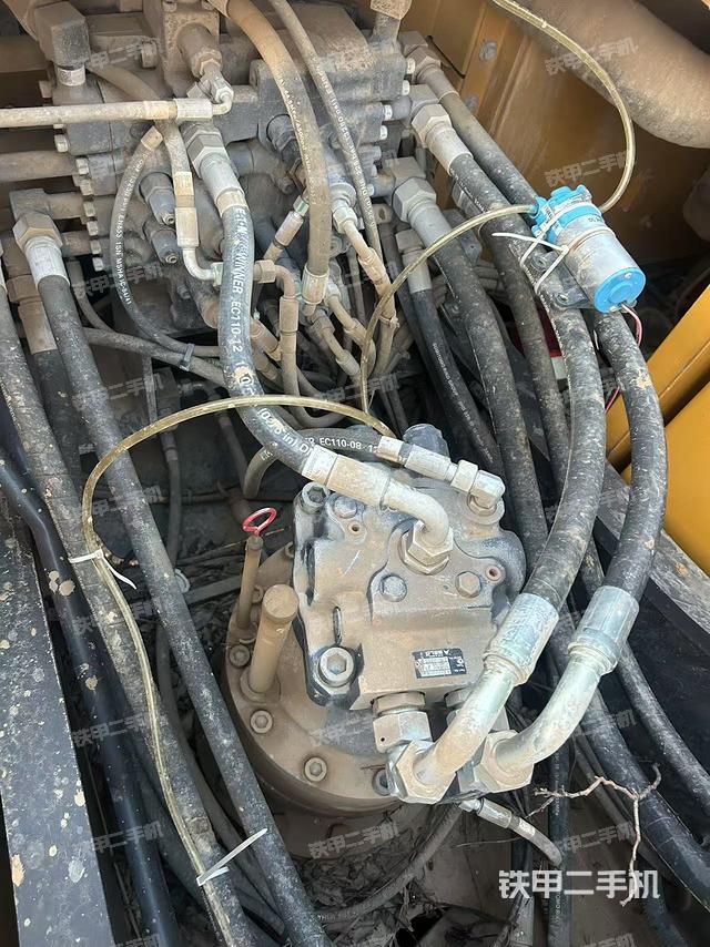 回转马达和主控阀（整机外观）