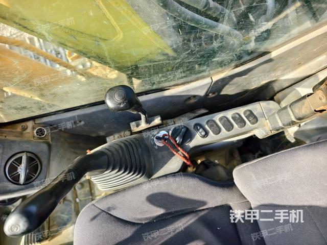 座椅右側(cè)控制臺(tái)/鑰匙門(mén)/油門(mén)/含右手柄（駕駛室部分）