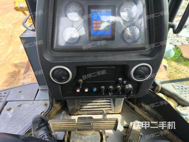 駕駛室左側(cè)全景照(推土機(jī)駕駛室) 駕駛室左側(cè)全景照(推土機(jī)駕駛室)