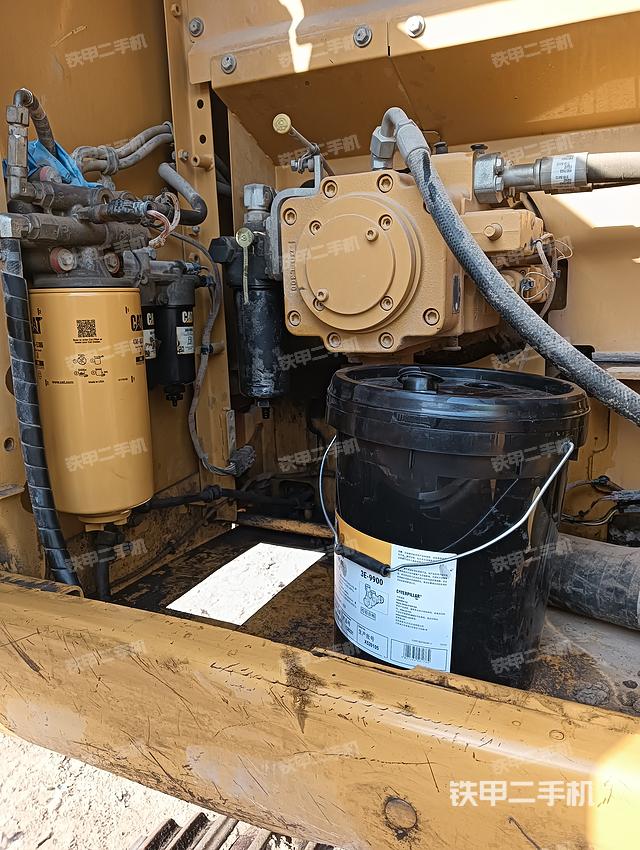 液压泵舱室正面整体（整机外观）