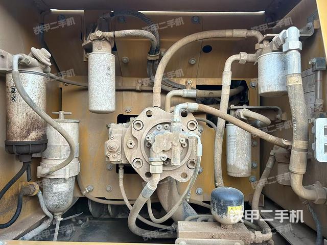 液压泵舱室正面整体（整机外观）