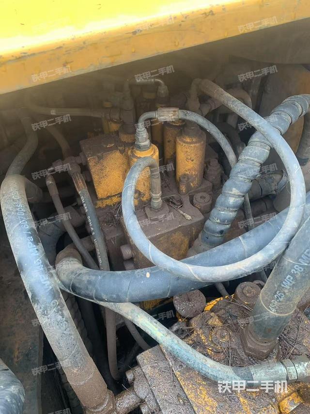 回轉(zhuǎn)馬達(dá)和主控閥(整機(jī)外觀) 回轉(zhuǎn)馬達(dá)和主控閥(整機(jī)外觀)