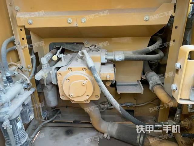 液壓泵艙室正面整體(整機外觀) 液壓泵艙室正面整體(整機外觀)