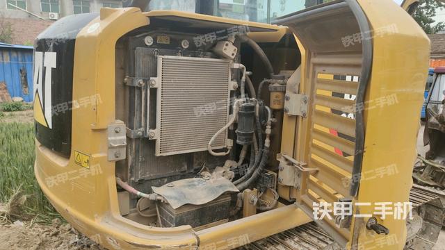駕駛室頂部(整機(jī)外觀) 駕駛室頂部(整機(jī)外觀)