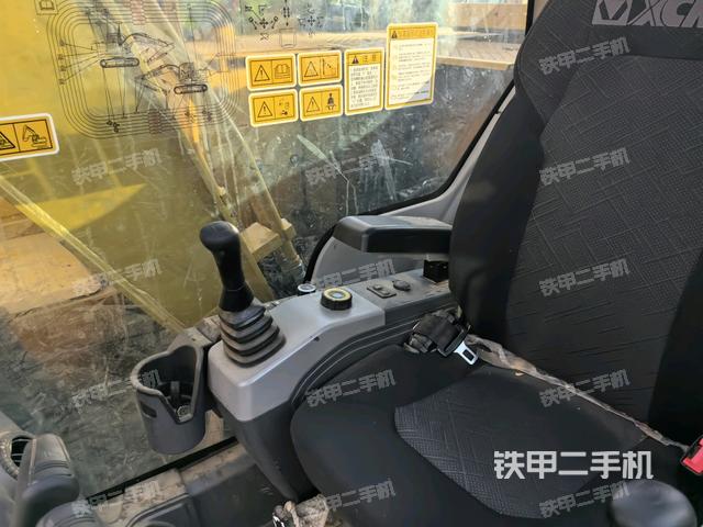 行走控制手柄和踏板?俯拍(駕駛室部分) 行走控制手柄和踏板?俯拍(駕駛室部分)