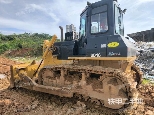 左后45°(推土機(jī)整車外觀) 左后45°(推土機(jī)整車外觀)