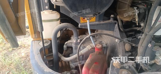 回轉(zhuǎn)馬達(dá)和主控閥（整機(jī)外觀）