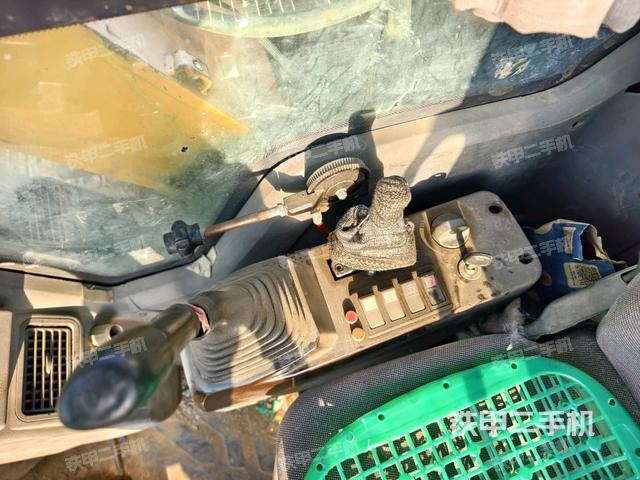 座椅右側(cè)控制臺(tái)/鑰匙門/油門/含右手柄（駕駛室部分）