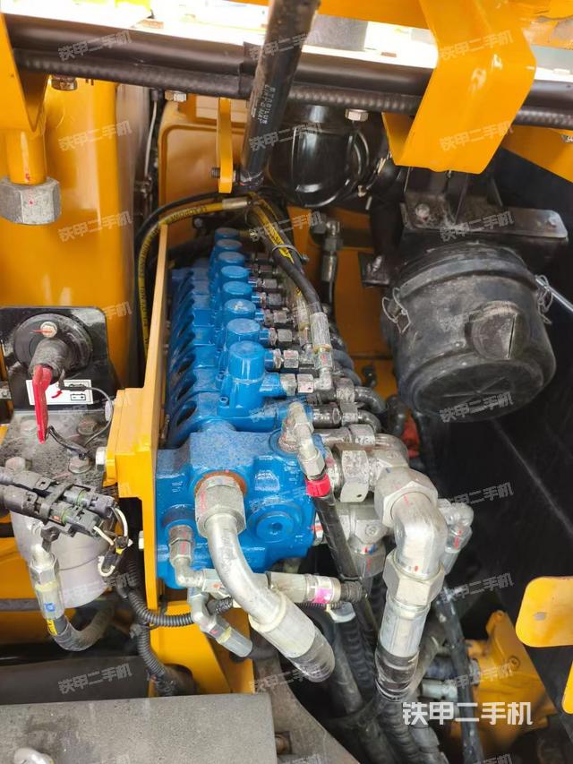 回轉(zhuǎn)馬達(dá)和主控閥（整機(jī)外觀）