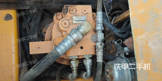 回转马达和主控阀（整机外观）