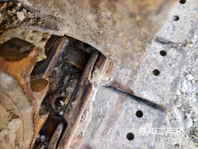 左側(cè)行走馬達(dá)蓋板（行走機(jī)構(gòu)）