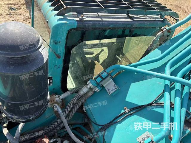 驾驶室顶部(整机外观) 驾驶室顶部(整机外观)