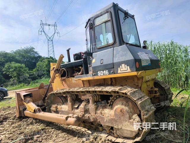 左后45°(推土機(jī)整車外觀) 左后45°(推土機(jī)整車外觀)