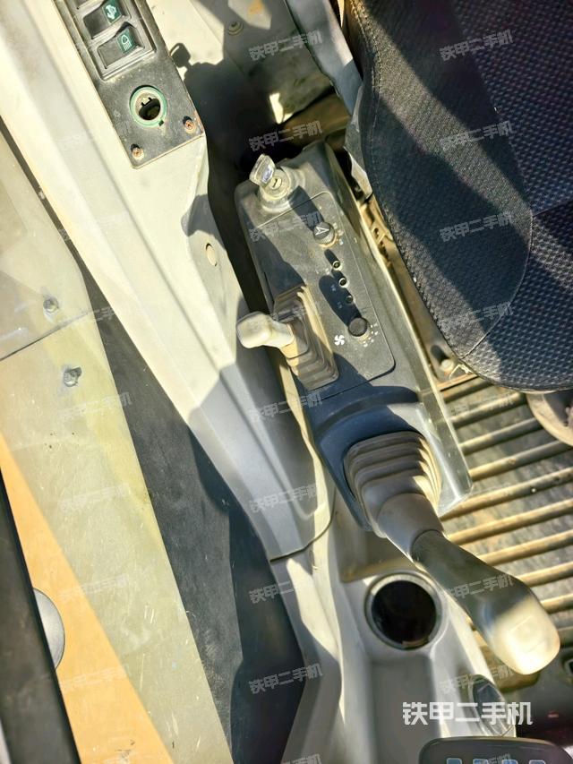 座椅右側(cè)控制臺(tái)/鑰匙門/油門/含右手柄（駕駛室部分）