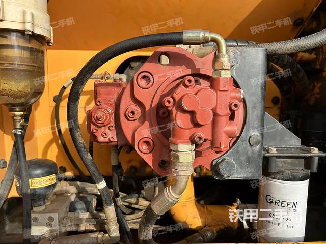 液壓泵艙室正面整體(整機(jī)外觀) 液壓泵艙室正面整體(整機(jī)外觀)