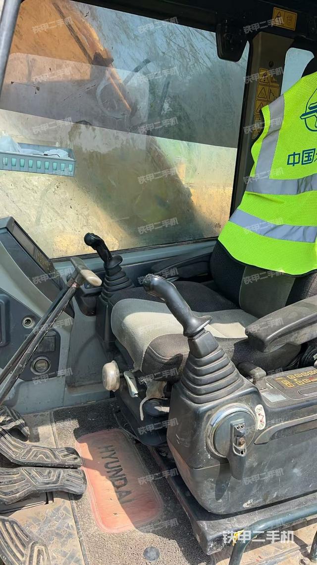 駕駛室整體(整機(jī)外觀) 駕駛室整體(整機(jī)外觀)