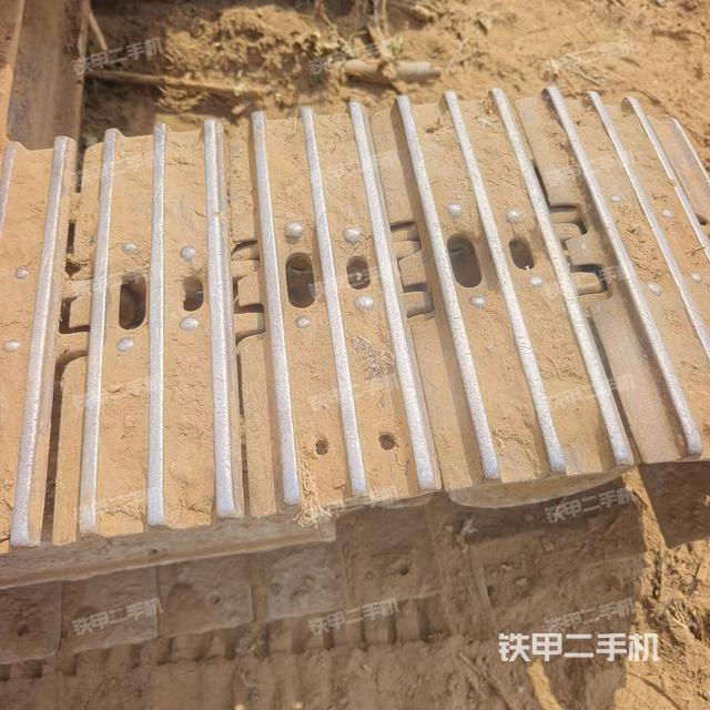 單側(cè)履帶整體(整機(jī)外觀) 單側(cè)履帶整體(整機(jī)外觀)