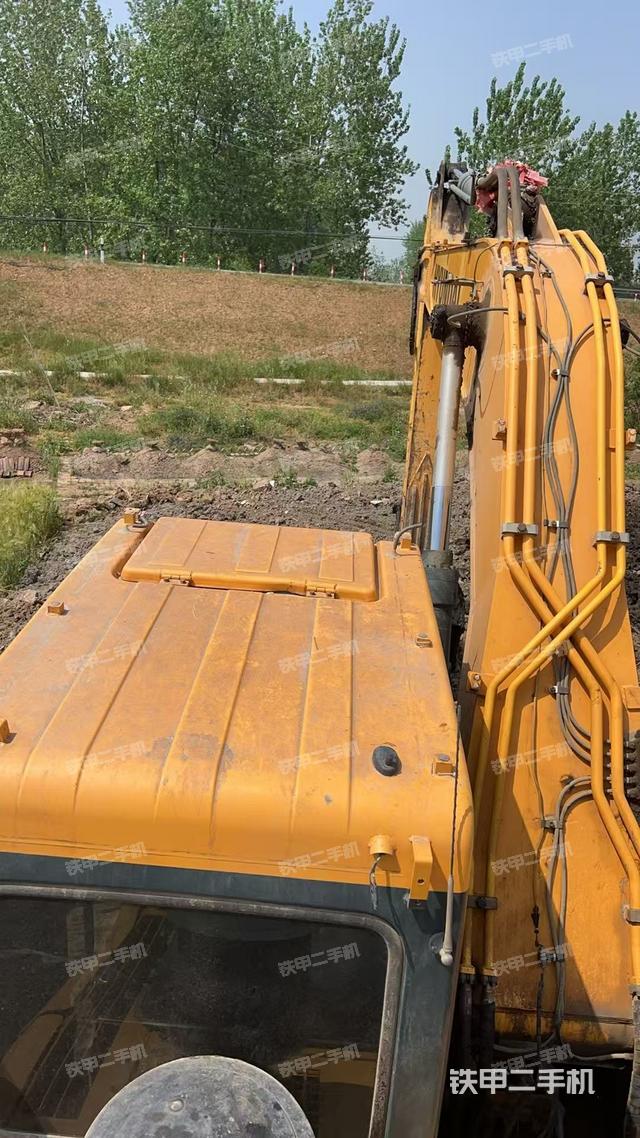 駕駛室頂部(整機(jī)外觀) 駕駛室頂部(整機(jī)外觀)