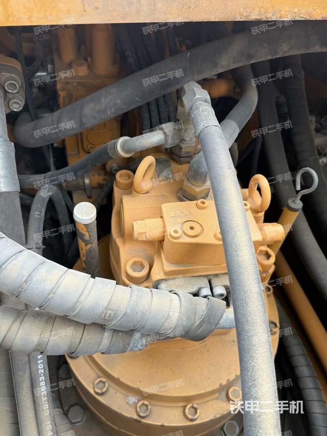 回轉(zhuǎn)馬達(dá)和主控閥（整機(jī)外觀）