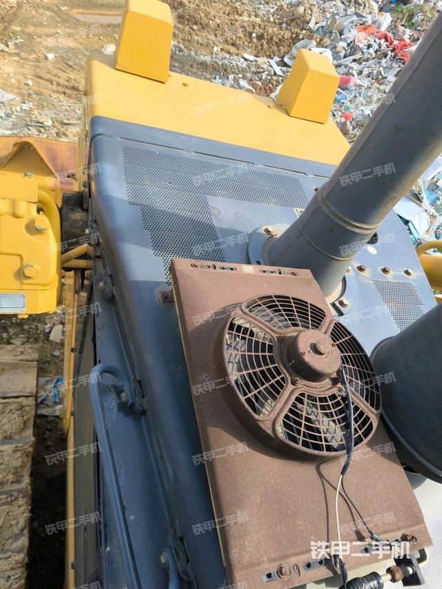 駕駛室外頂部全景(推土機(jī)駕駛室) 駕駛室外頂部全景(推土機(jī)駕駛室)