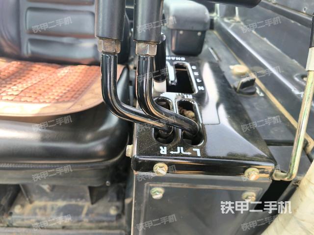 操作手柄右(推土機(jī)駕駛室) 操作手柄右(推土機(jī)駕駛室)