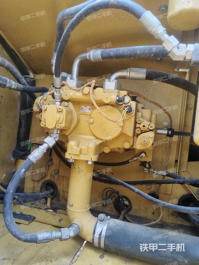 液壓泵艙室正面整體(整機(jī)外觀) 液壓泵艙室正面整體(整機(jī)外觀)