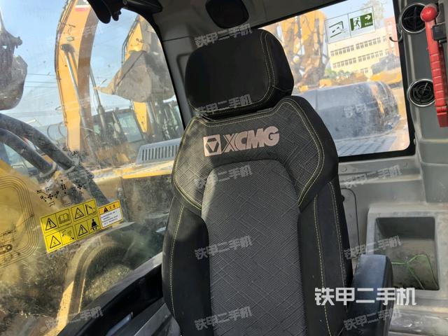 行走控制手柄和踏板?俯拍（駕駛室部分）