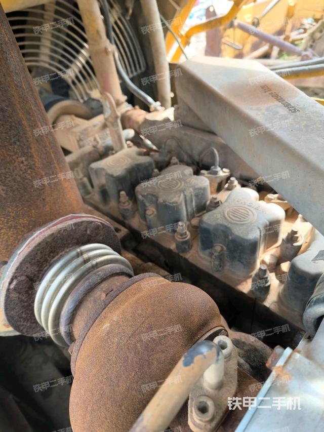 發(fā)動機(jī)右側(cè)全景(推土機(jī)發(fā)動機(jī)艙) 發(fā)動機(jī)右側(cè)全景(推土機(jī)發(fā)動機(jī)艙)