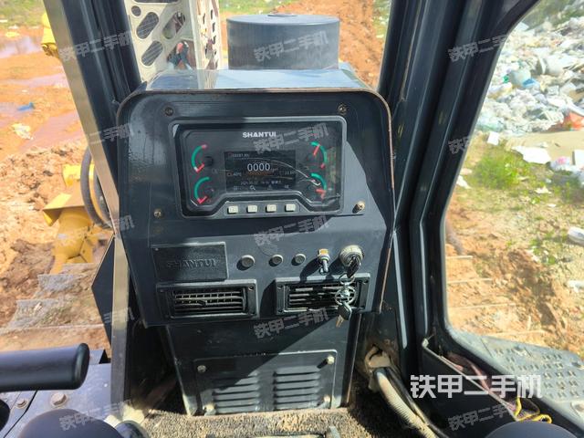 駕駛室右側(cè)全景照(推土機(jī)駕駛室) 駕駛室右側(cè)全景照(推土機(jī)駕駛室)