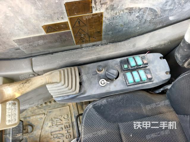 座椅右側(cè)控制臺(tái)/鑰匙門(mén)/油門(mén)/含右手柄（駕駛室部分）