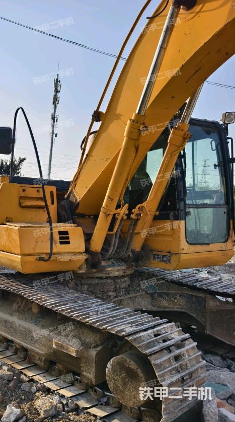 大臂油缸整体 竖拍(工作和回转装置) 大臂油缸整体 竖拍(工作和回转装置)