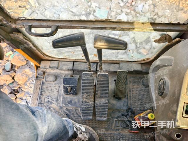 行走控制手柄和踏板 俯拍(驾驶室部分) 行走控制手柄和踏板 俯拍(驾驶室部分)