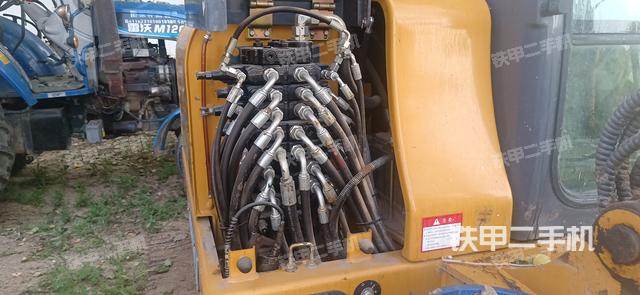 液壓泵艙室正面整體（整機(jī)外觀）