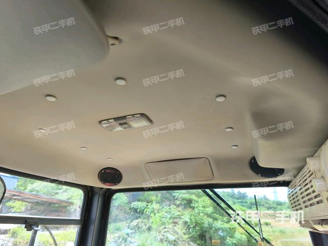 駕駛室內(nèi)部全景(推土機(jī)駕駛室) 駕駛室內(nèi)部全景(推土機(jī)駕駛室)