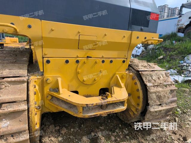 左側(cè)履帶全景(推土機(jī)底盤及工作裝置) 左側(cè)履帶全景(推土機(jī)底盤及工作裝置)